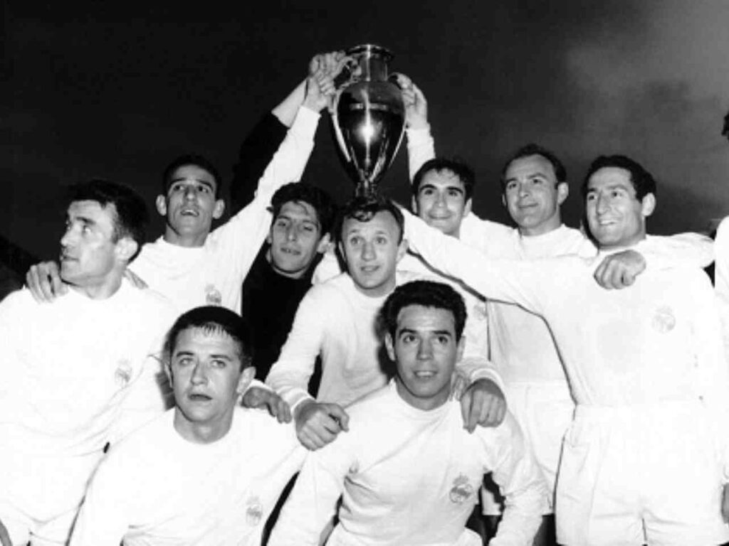 Real Madrid là CLB đầu tiên giành được 5 chiếc cúp vô địch C1 liên tiếp 